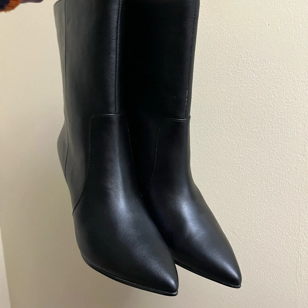 🆕. Lisa & Vicky Sleek Black Ankle Booties New in box. Winter gift 6.5